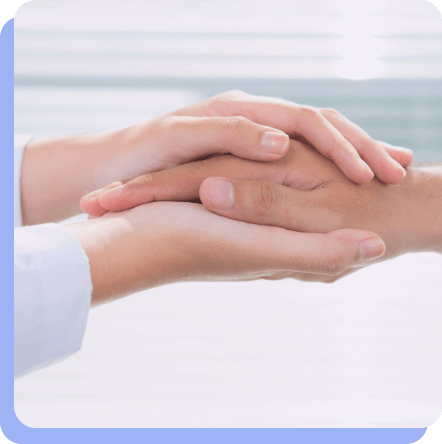 Duas mãos se unindo, simbolizando apoio e empatia na terapia.
